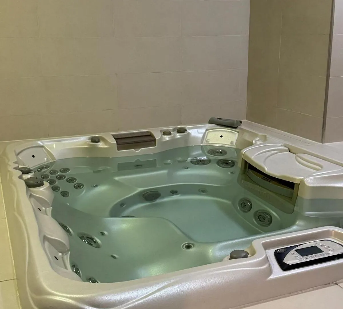 Elegant Master Suite With View Dubai Apartment